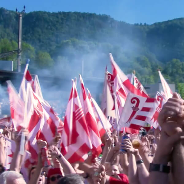 Ambiance festive et drapeaux jurassiens